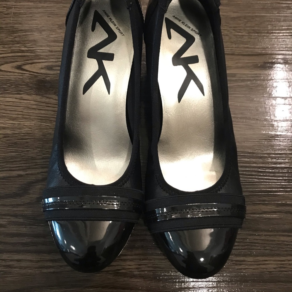 AK mid heel pumps